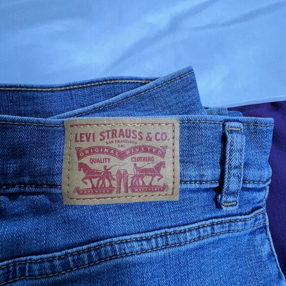 Levi's Women's Classic Crop Denim Jeans - Size 31 - Picture 4 of 5